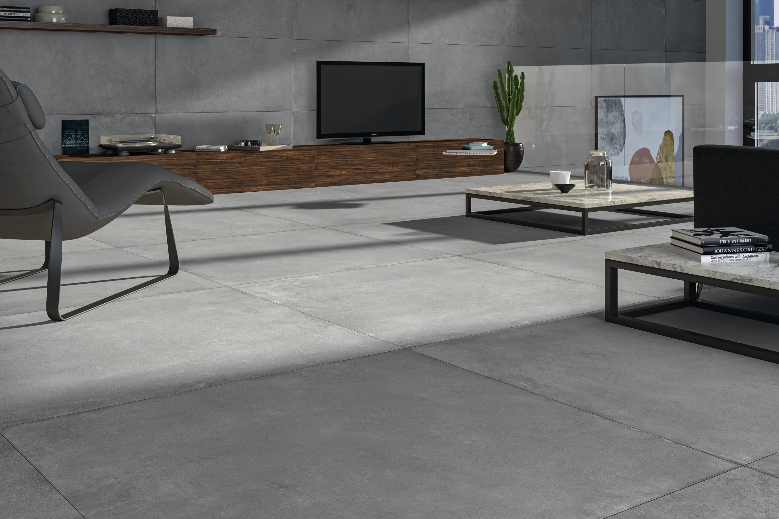 Bodenfliese mit Betonoptik Zementoptik Cloud Grey grau im Wohnzimmer