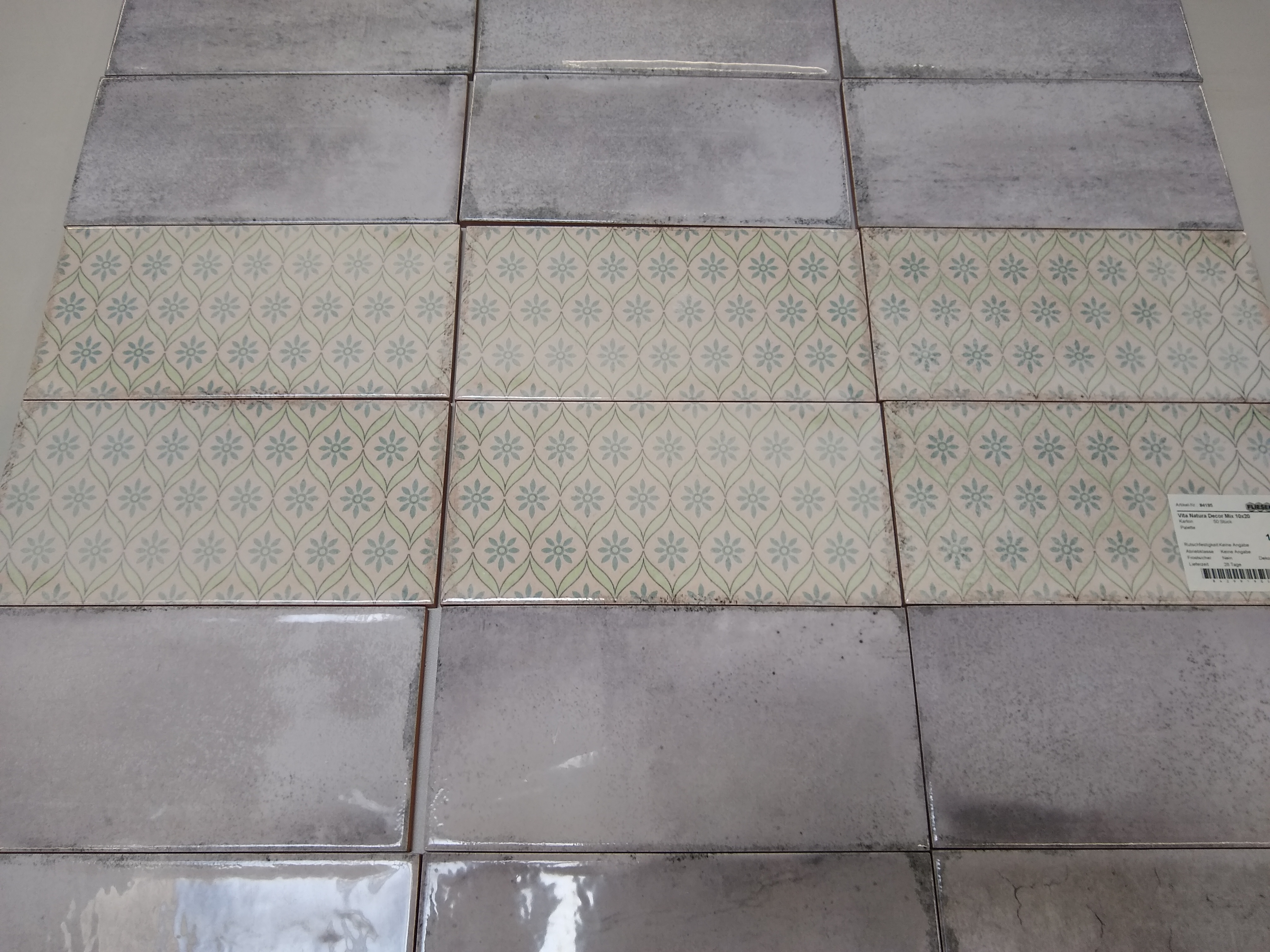 Wandfliese glasiert gewellt mediterran Retro Vintage grau glänzend Vita Nebbia Fabresa