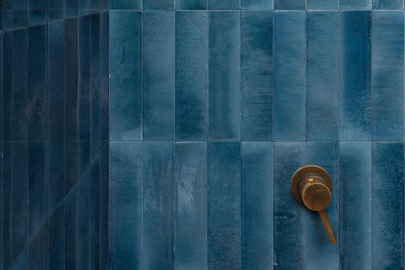 Fliese glasiert unregelmäßige Oberfläche chinablau glänzend 6x24cm "Lume China" Marazzi