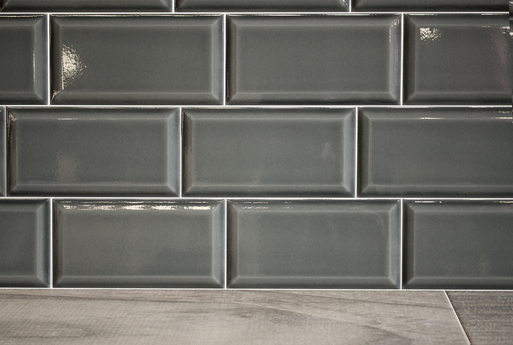 Metro Fliese Craquelé Krakelee antik dunkelgrau glänzend Facettenfliese