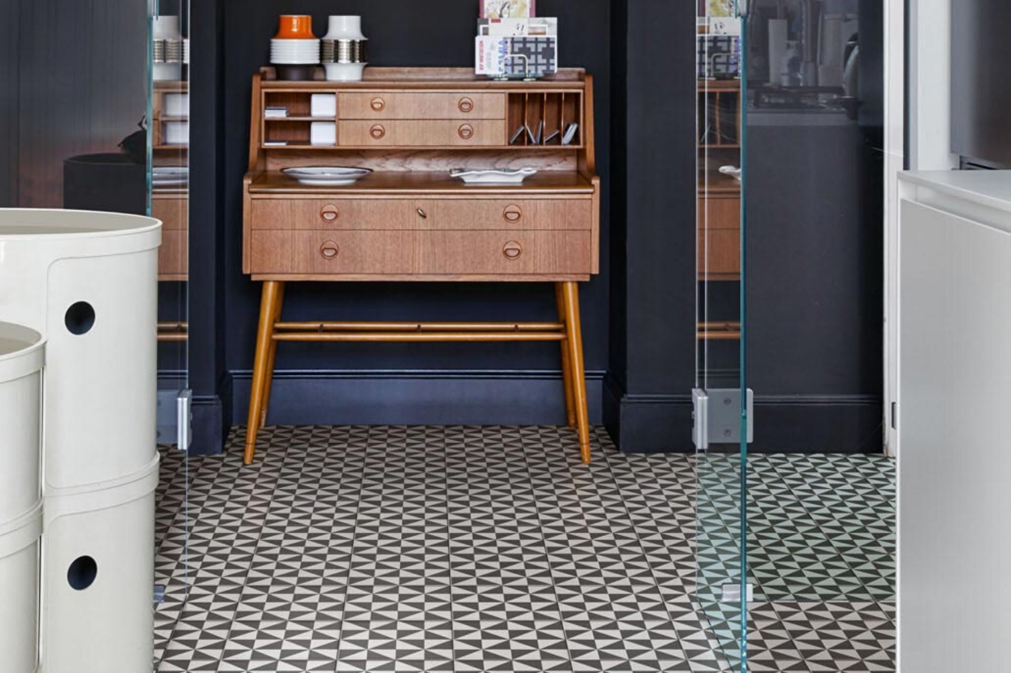 Fliese Patchwork Dekor Zementoptik schwarz weiß Contrasti Tappeto 8 Ragno by Marazzi