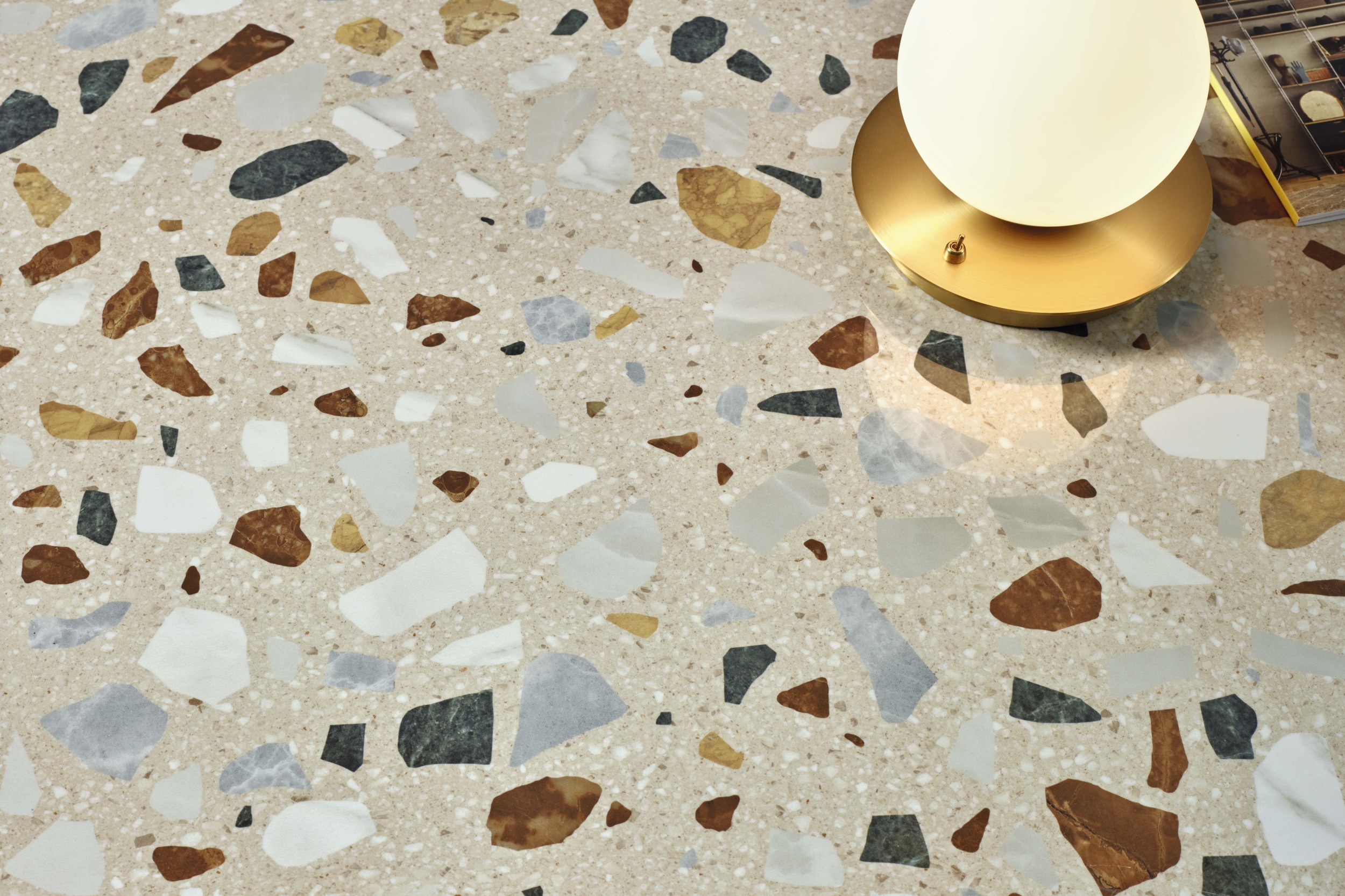Fliese Terrazzo-Optik Crisp Beige mehrfarbig Bodenfliese Wandfliese glänzend Ambiente