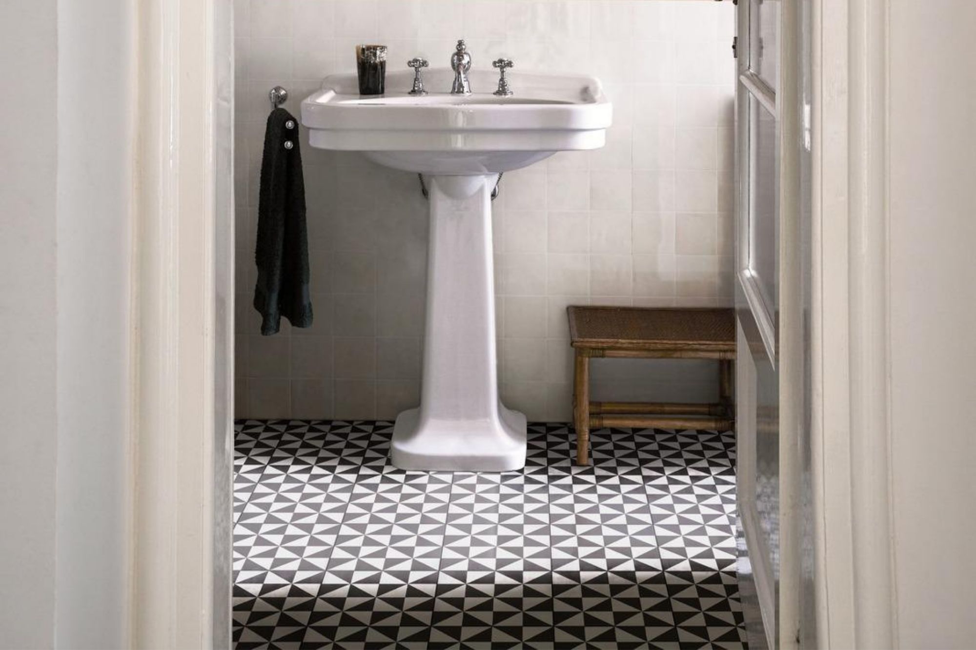 Fliese Patchwork Dekor Zementoptik schwarz weiß Contrasti Tappeto 8 Ragno by Marazzi