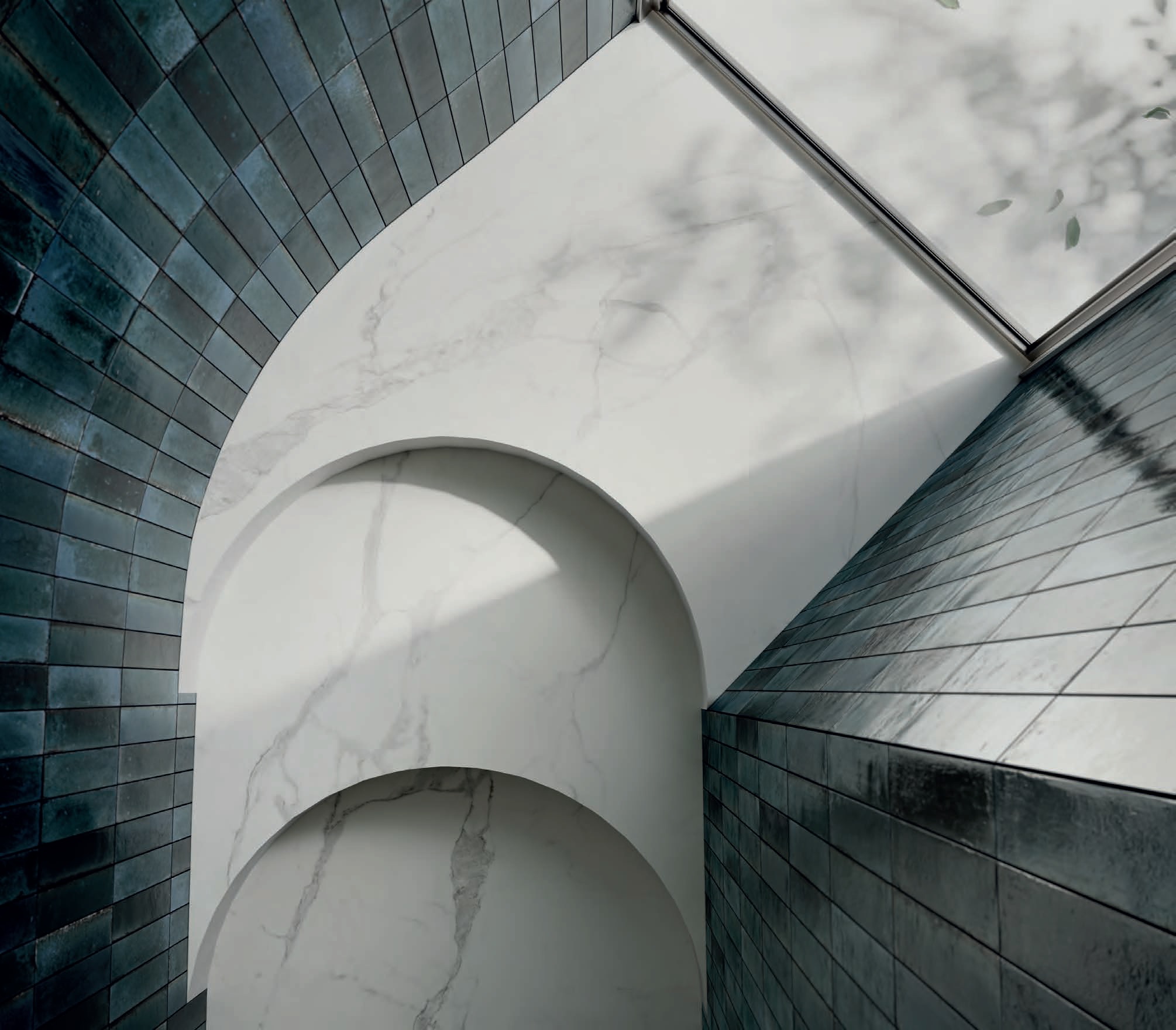 Fliese dunkelblau glasiert unregelmäßige Oberfläche Look Ragno by Marazzi