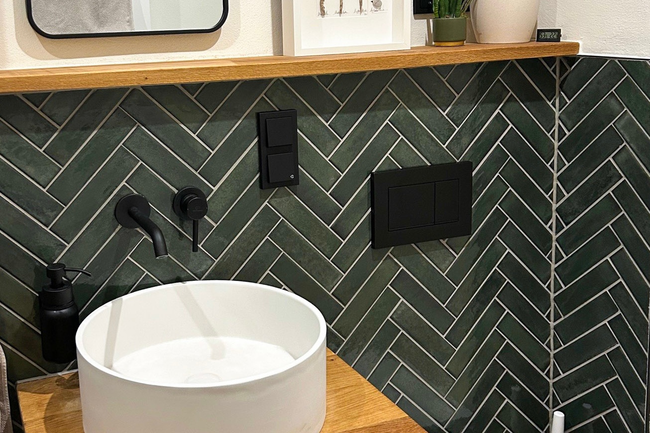 Metrofliese Tetris Forest im Badezimmer Wandfliese dunkelgrün