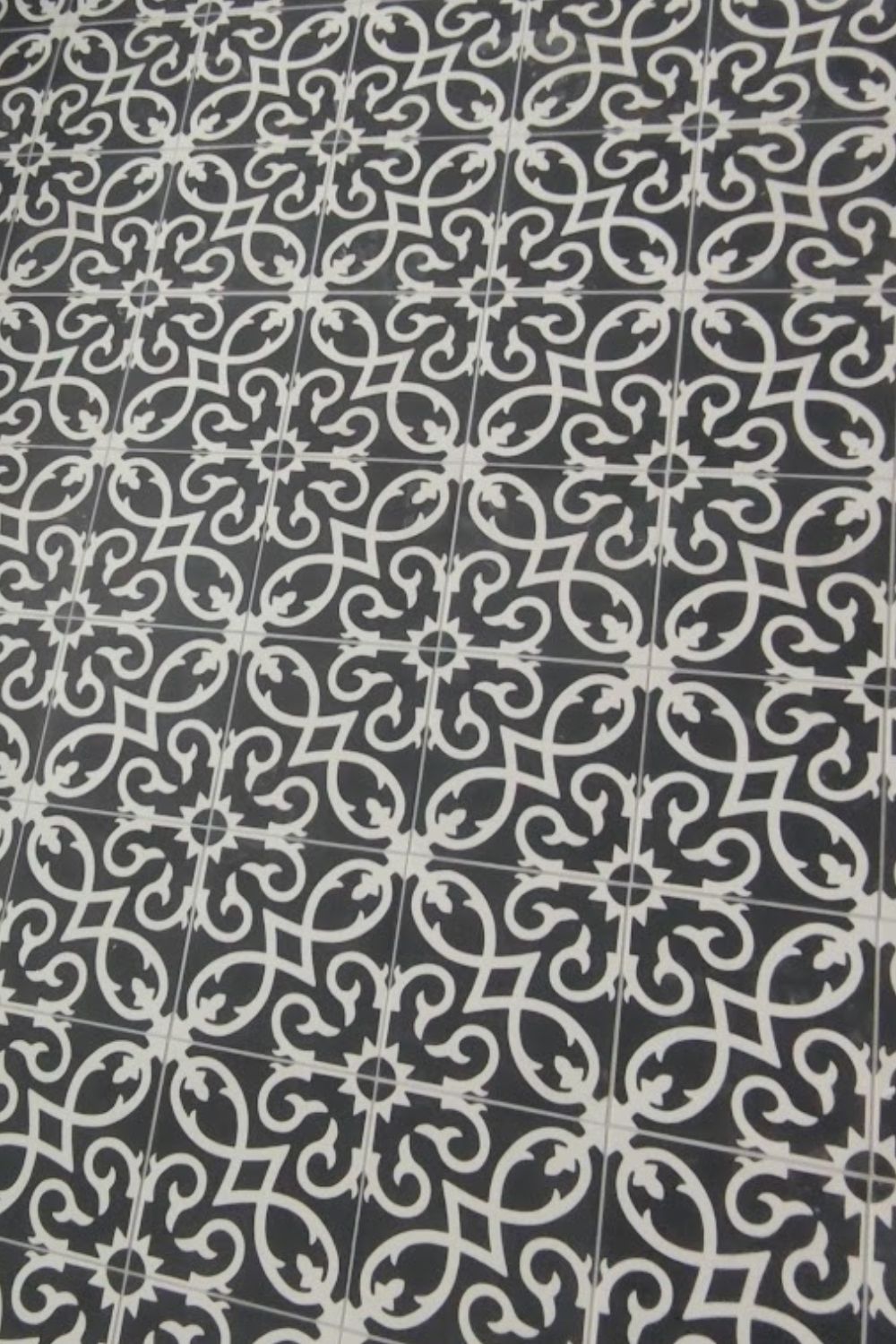 Fliese Patchwork Dekor Zementoptik schwarz weiß Contrasti Tappeto 7 Ragno by Marazzi