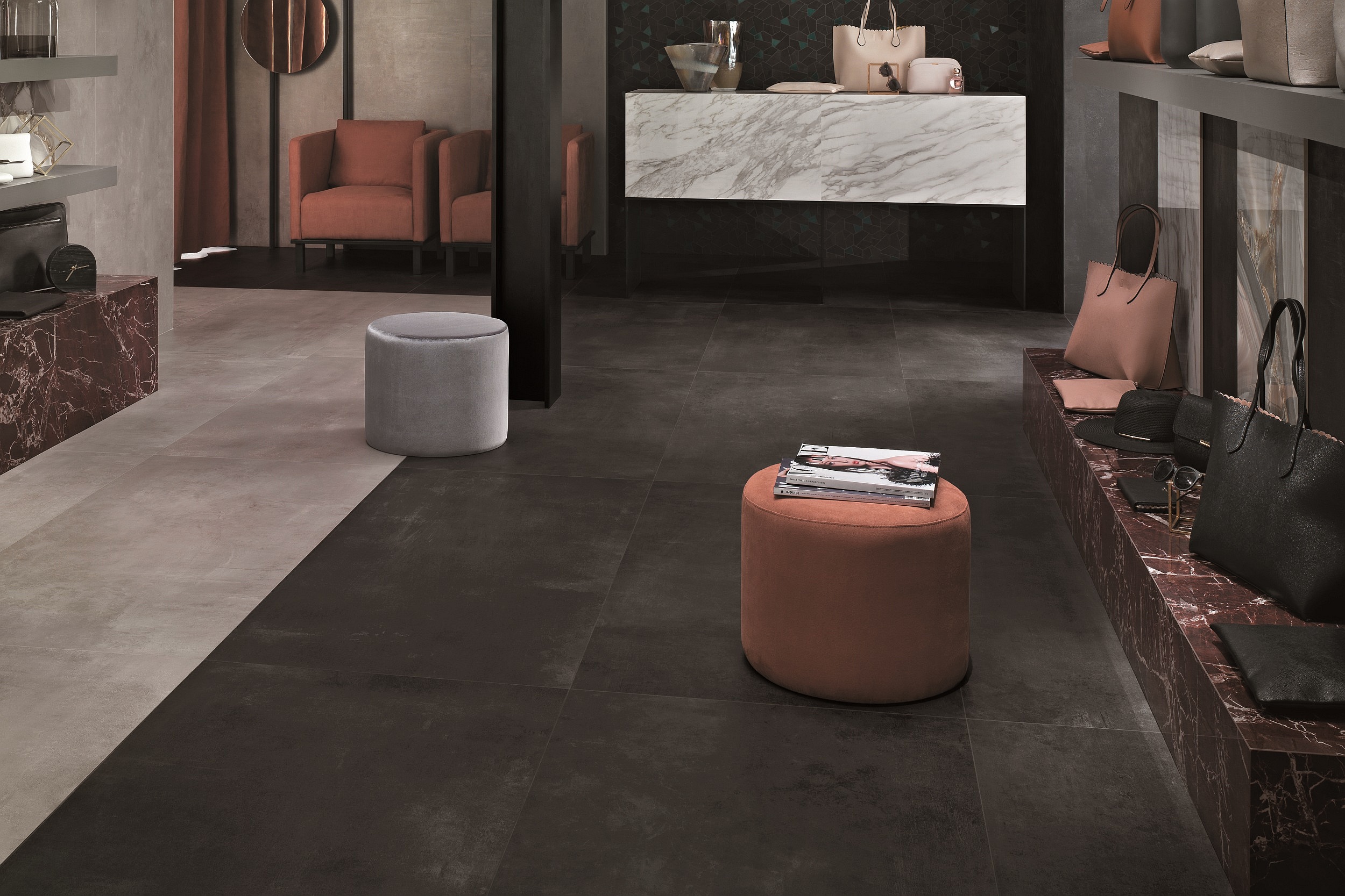 Fliese Boost Tarmac Atlas Concorde anthrazit Zementoptik Bodenfliese Wandfliese Betonoptik im Wohnzimmer