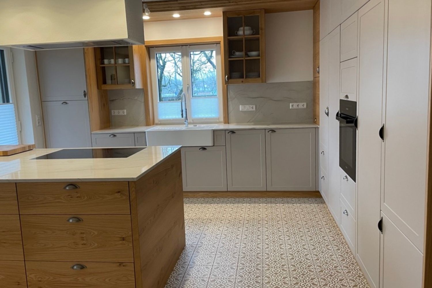 Fliese Patchwork Dekor Zementoptik weiß beige Contrasti Tappeto 5 Ragno by Marazzi