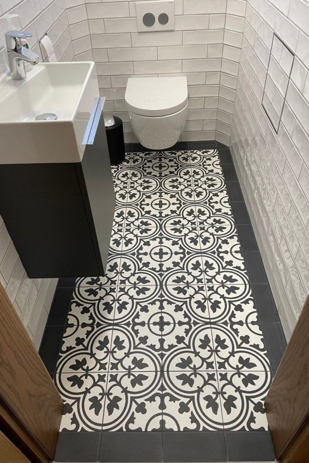 Fliese Patchwork Dekor Zementoptik weiß schwarz Contrasti Tappeto 6 Ragno by Marazzi