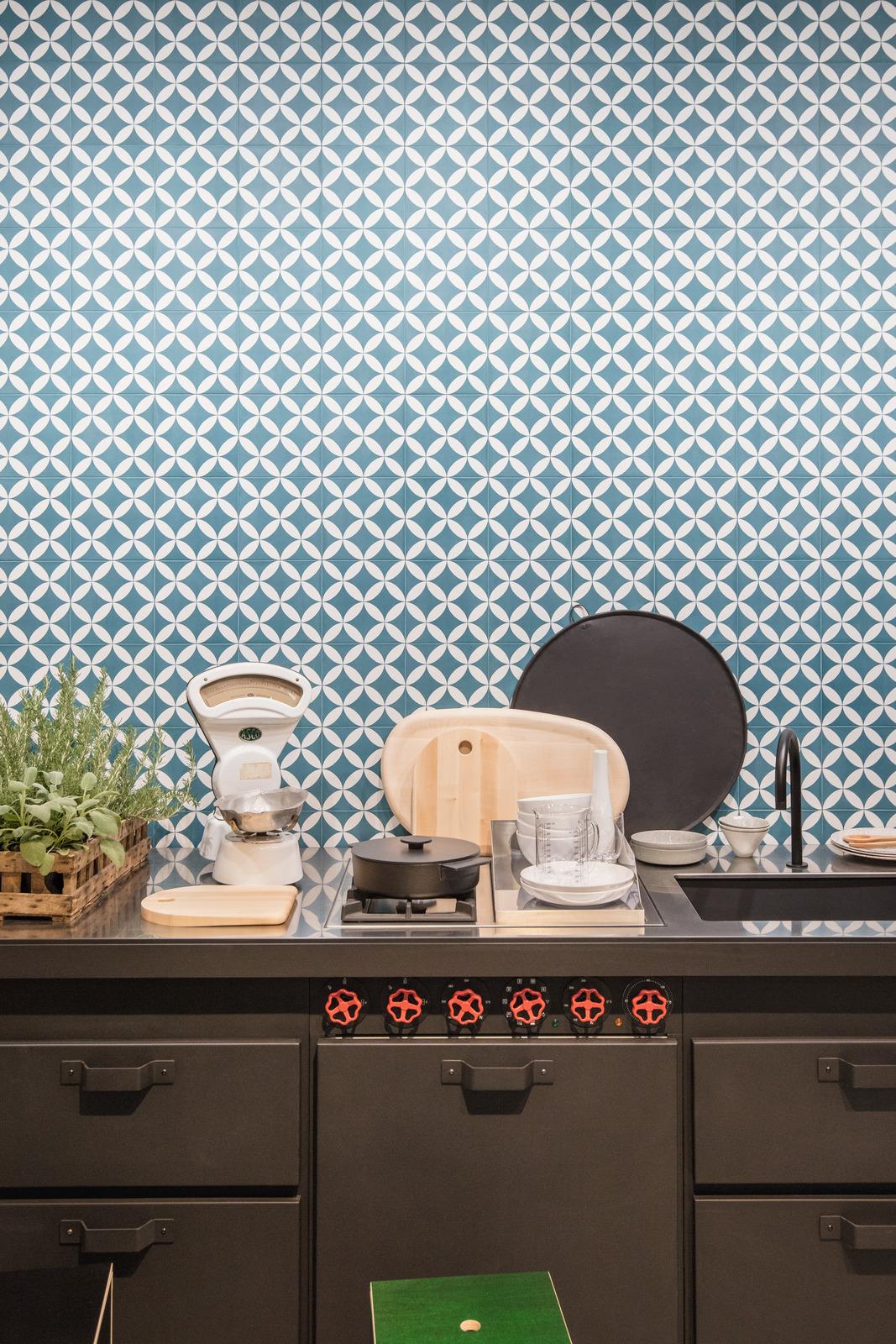 Fliese Patchwork Dekor Zementoptik petrol blau weiß Contrasti Tappeto 13 Ragno by Marazzi