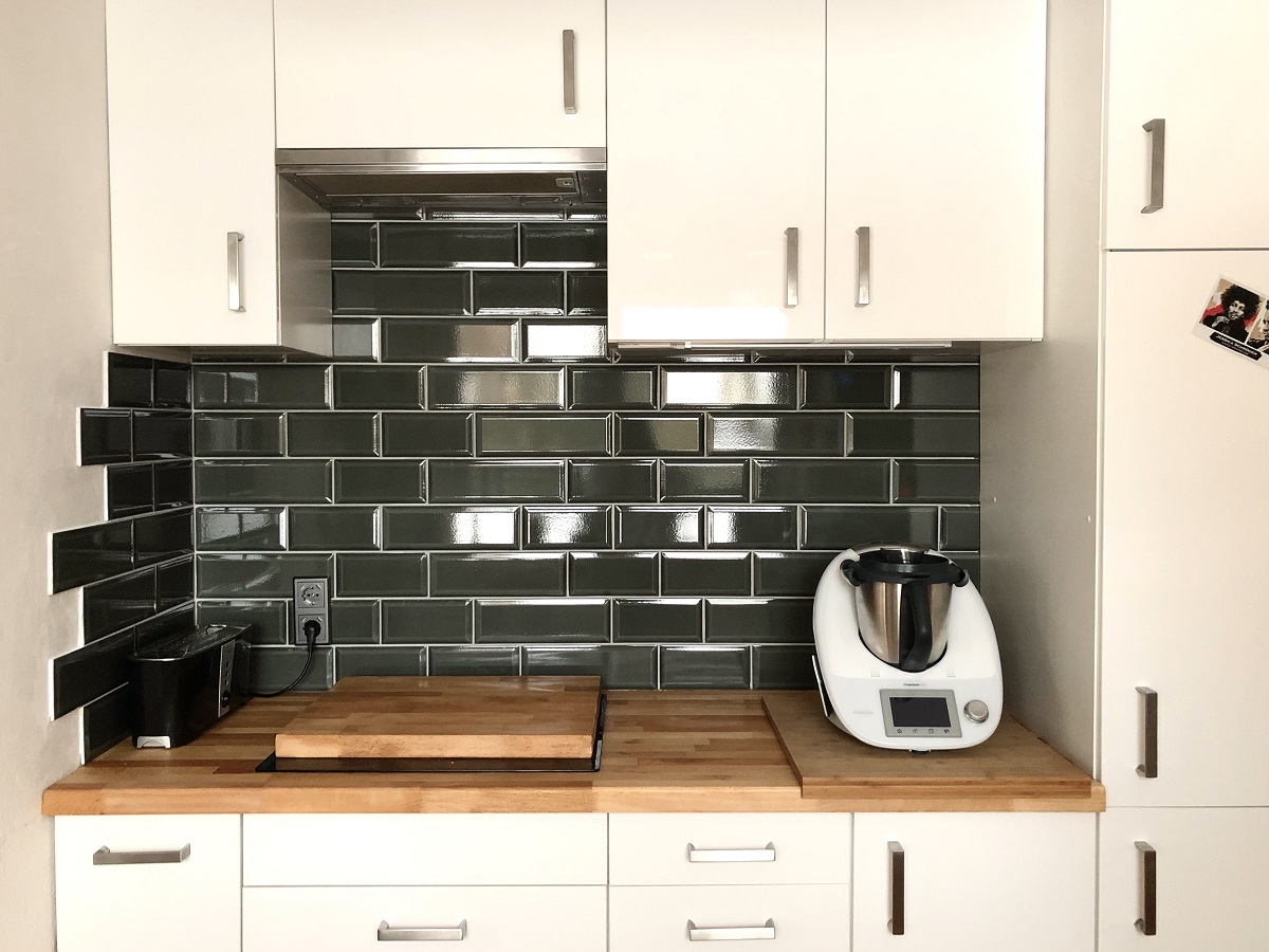 Metro Fliese Craquelé Krakelee antik dunkelgrau glänzend Facettenfliese