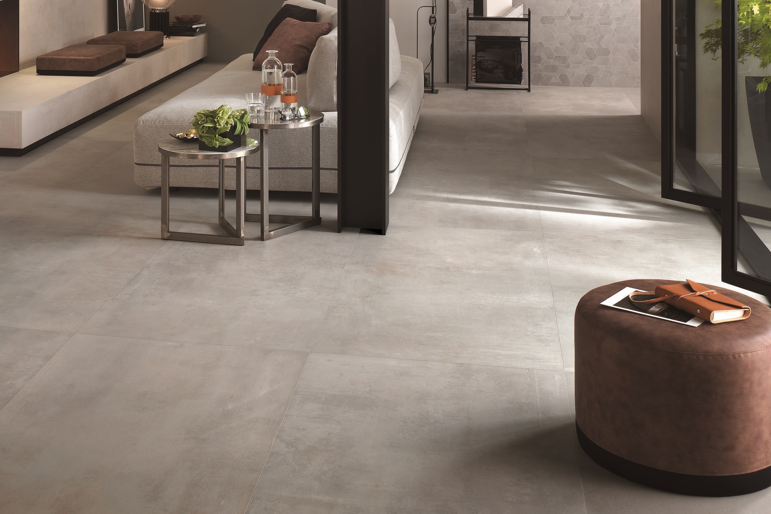 Fliese Boost Pearl Atlas Concorde hellgrau Zementoptik Bodenfliese Wandfliese Betonoptik grau im Wohnzimmer