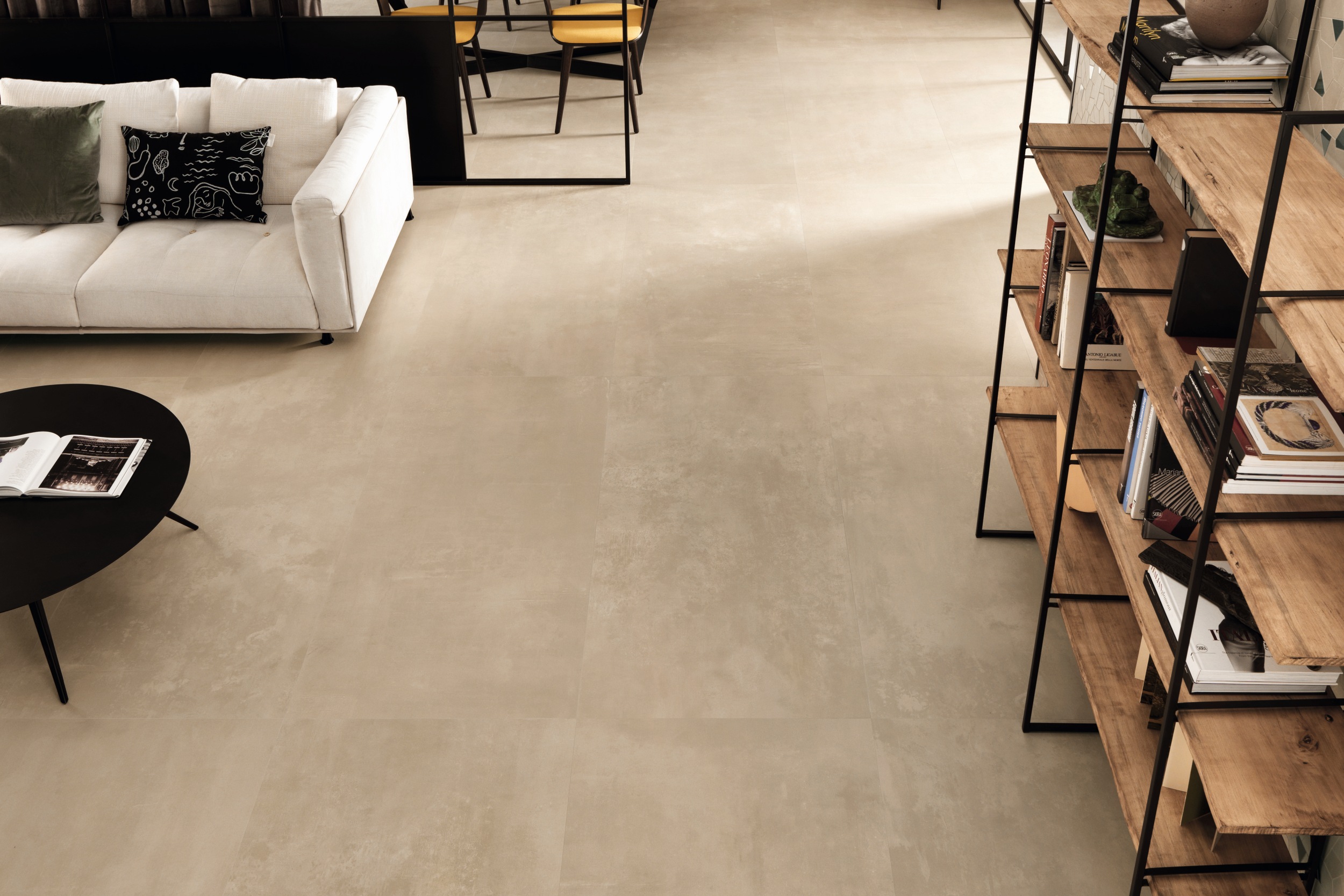 Fliese Betonoptik Atlas Concorde Boost Pro Cream beige im Wohnzimmer