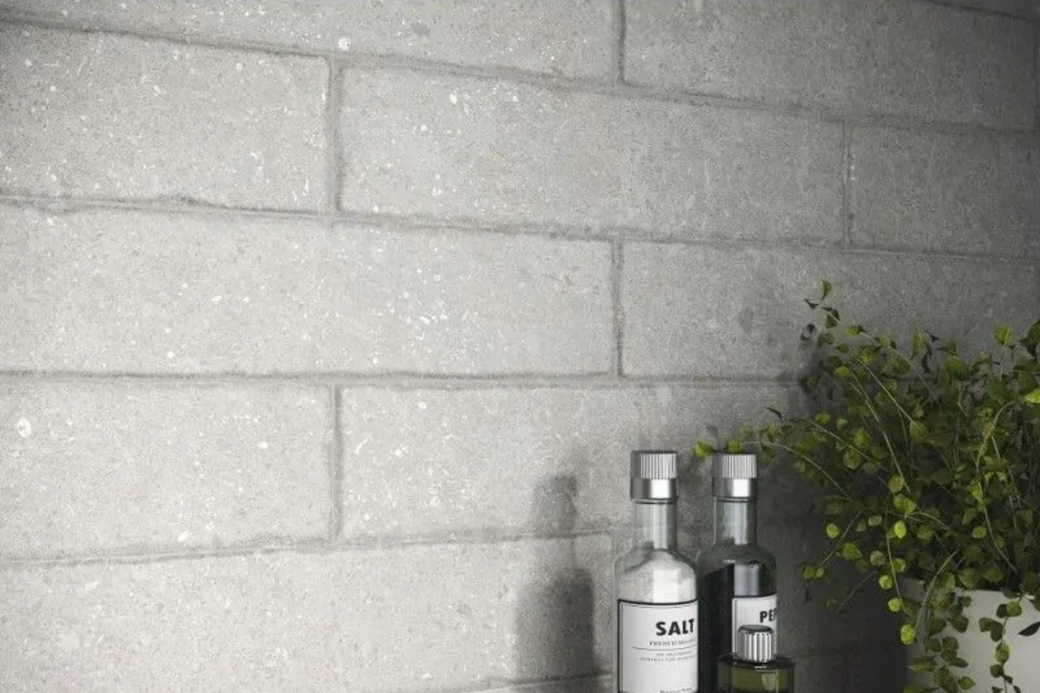 RESTPOSTEN Fliese unregelmäßige Oberfläche 7,5x30 cm "Dolmen Ash" hellgrau matt