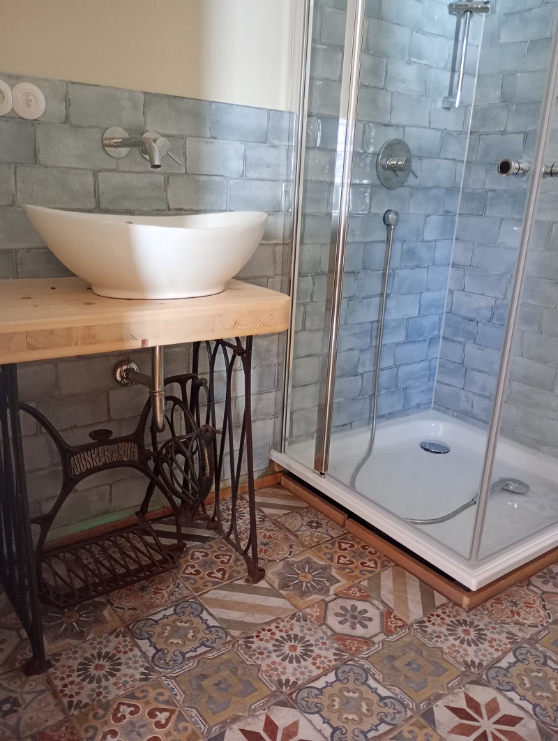 Wandfliese glasiert gewellt mediterran Retro Vintage blau glänzend Vita Mare Fabresa