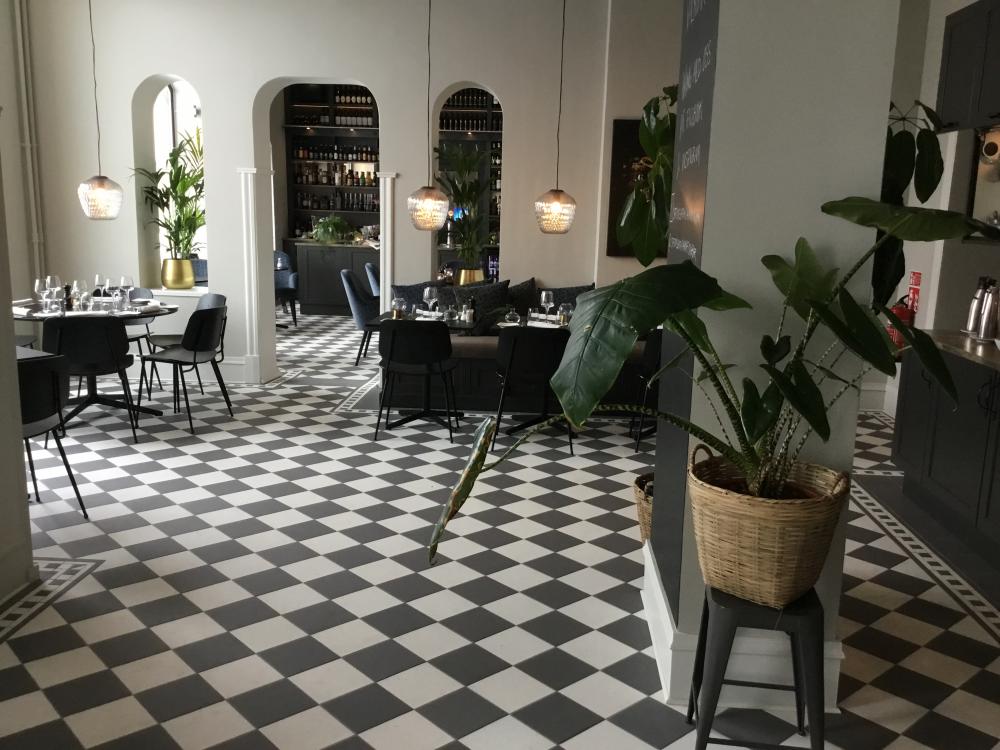 Fliese Schachbrett schwarz weiß Verlegung Bodenfliese schwarz-weiß