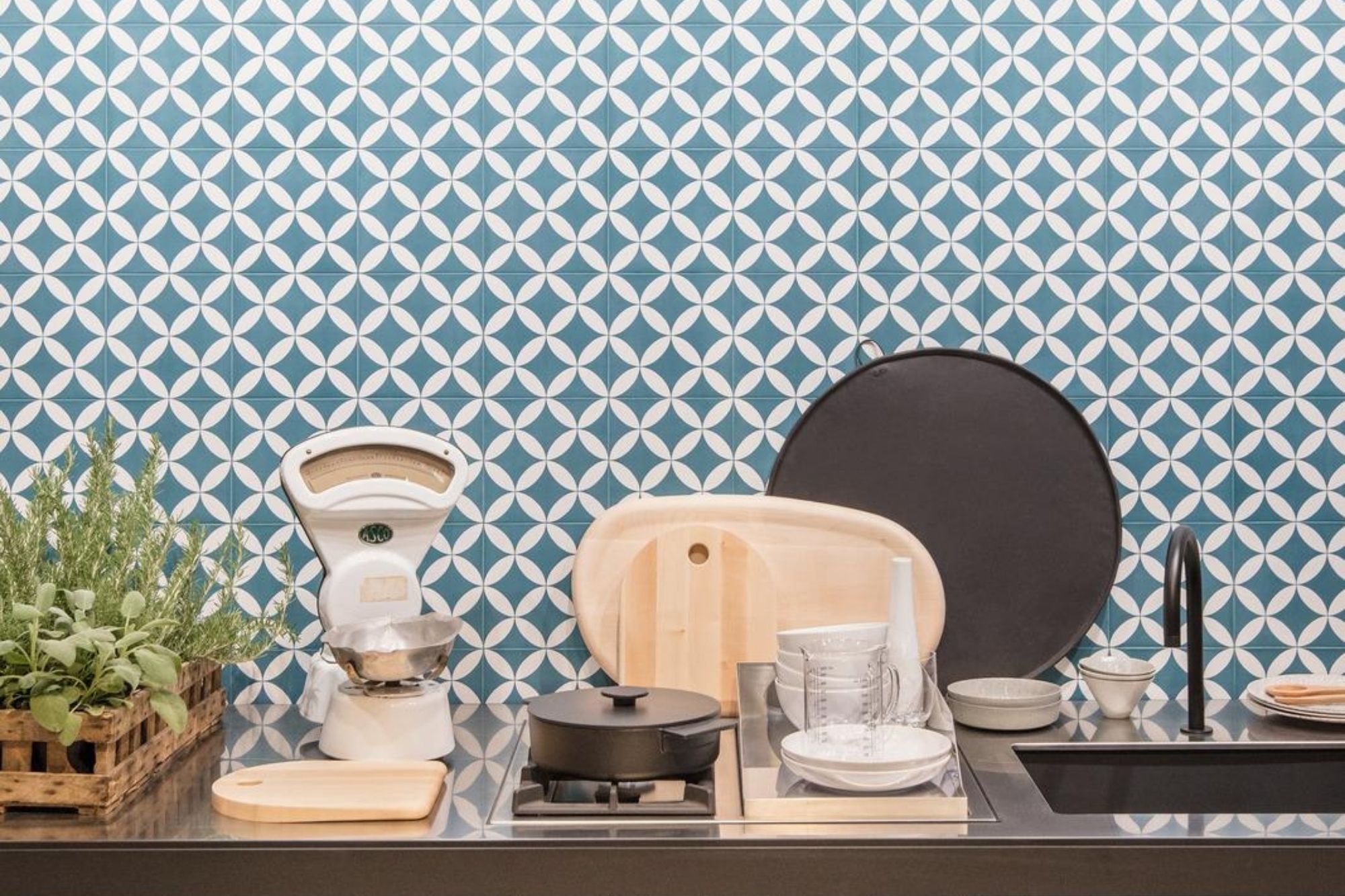 Fliese Patchwork Dekor Zementoptik petrol blau weiß Contrasti Tappeto 13 Ragno by Marazzi