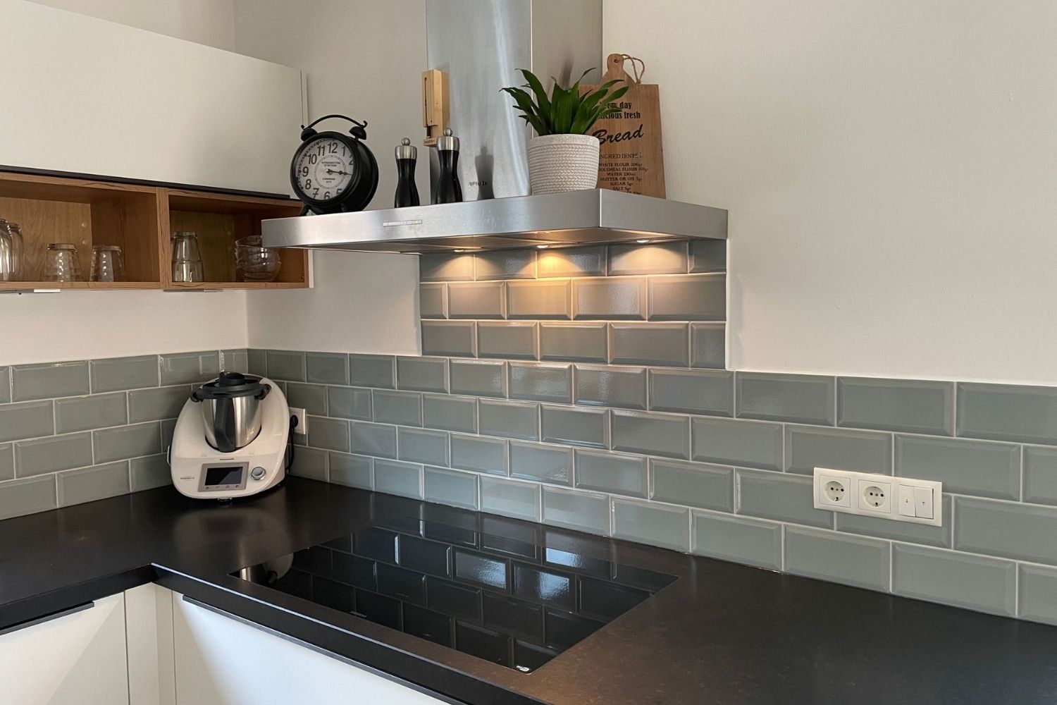 Metro Fliese Craquelé Krakelee antik grau-grün glänzend Facettenfliese