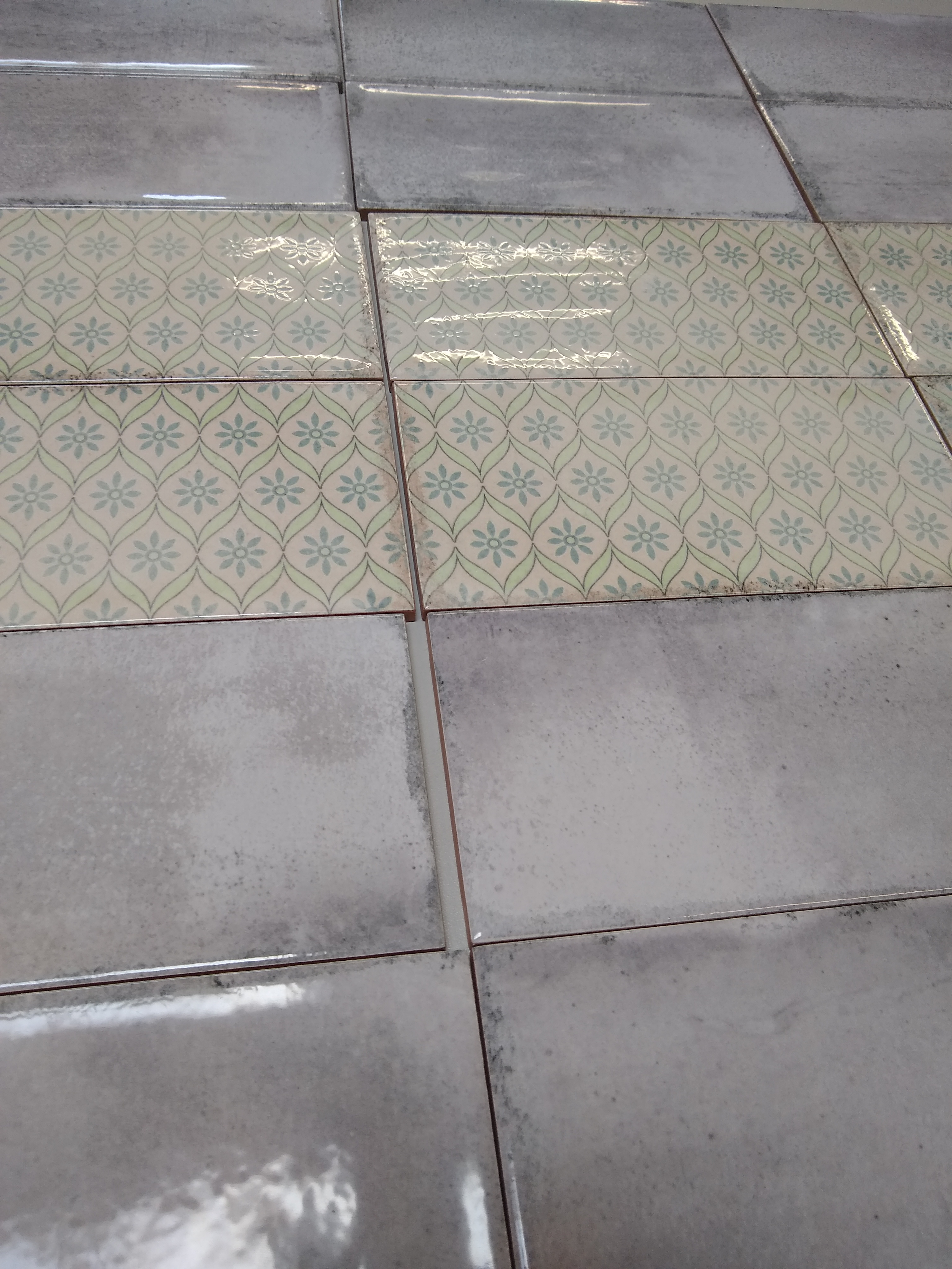 Wandfliese glasiert gewellt mediterran Retro Vintage grau glänzend Vita Nebbia Fabresa