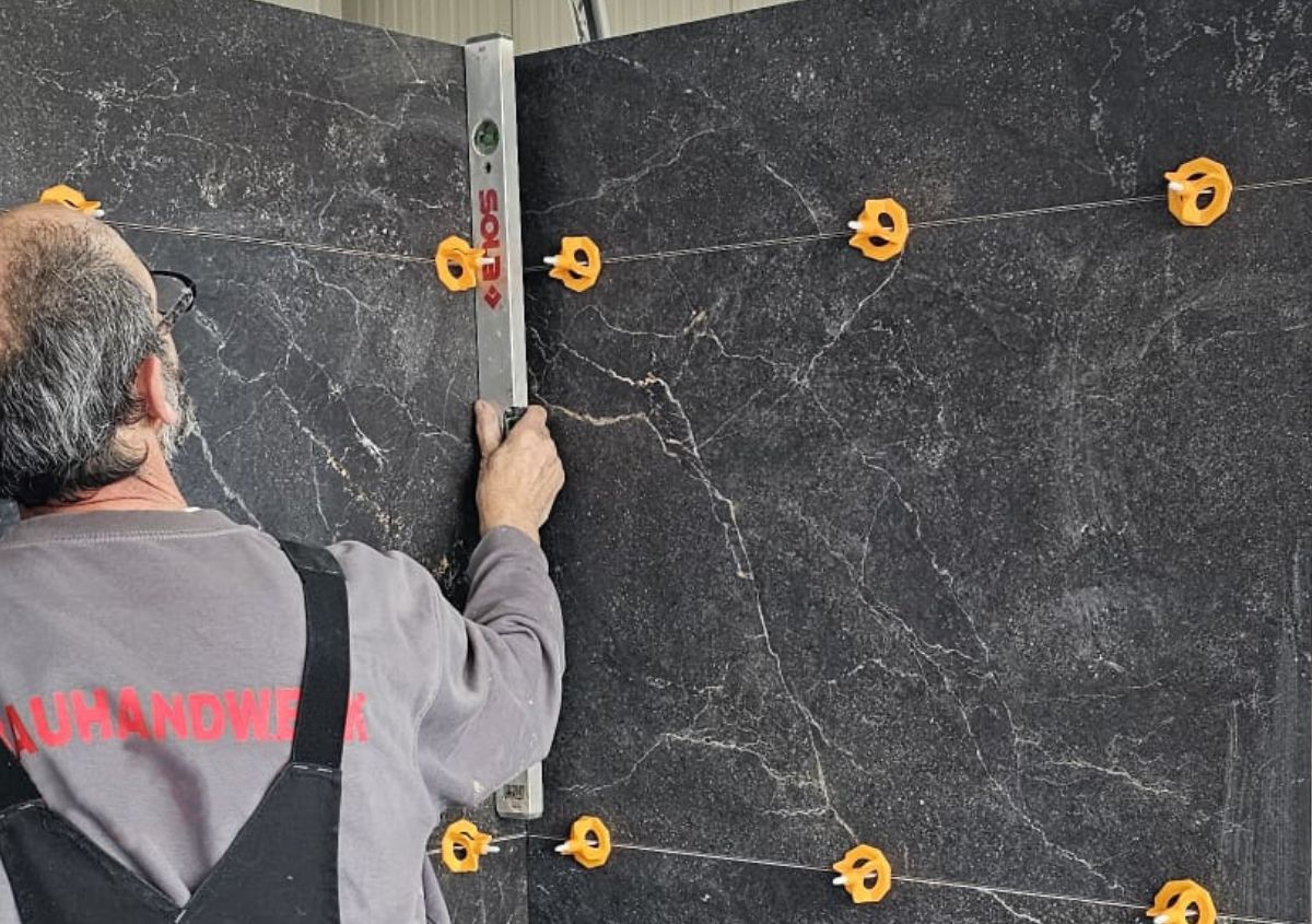 wandfliesen-verlegen-anleitung-selber-machen-selbst-fliesen