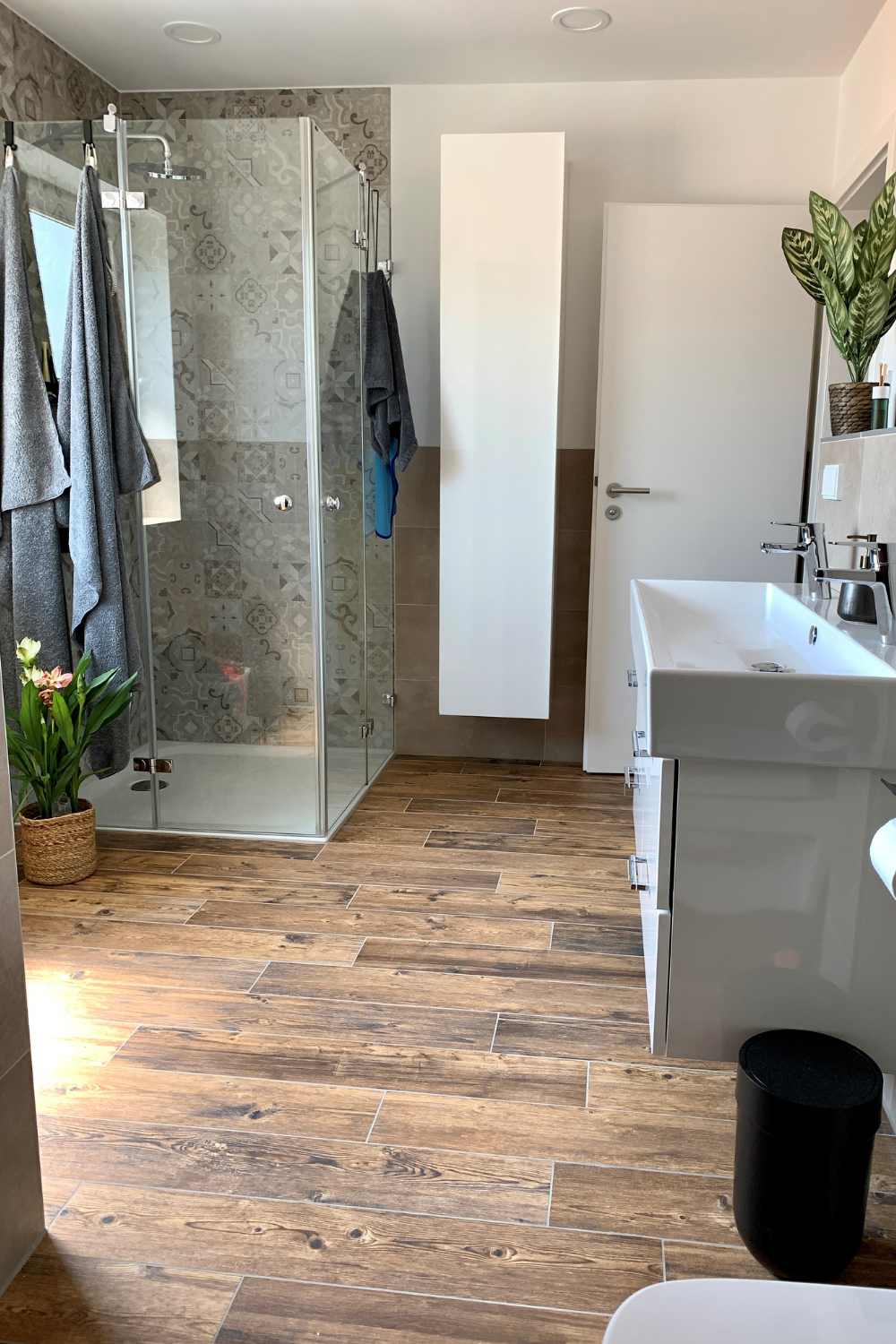 Fliese Holzoptik Lärche dunkelbraun Larix Sun Bad