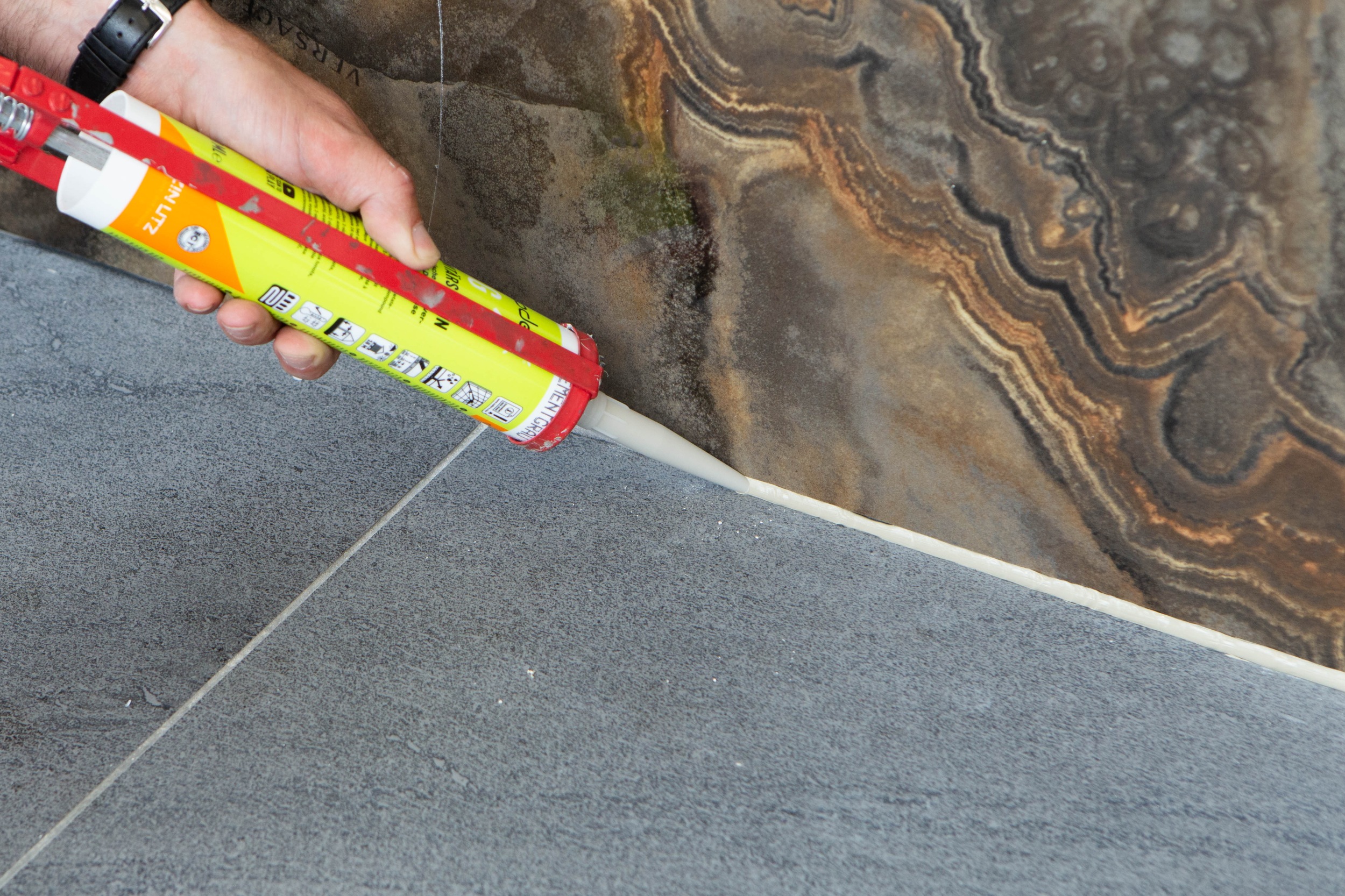 Silikon auf Fugenfüllschnur aufbringen Rundschnur zum Auffüllen von Fugen verwenden