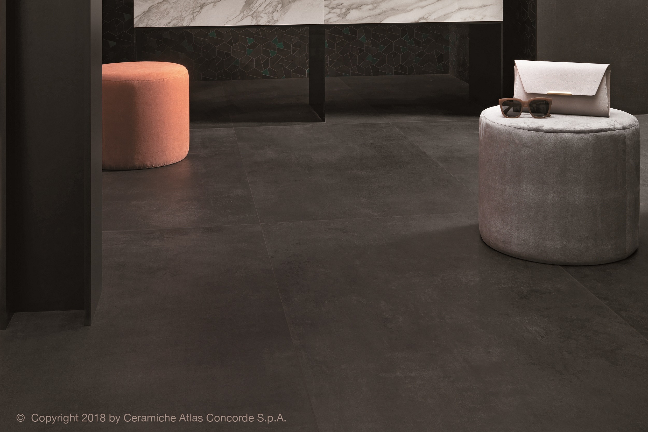 Fliese Boost Tarmac Atlas Concorde anthrazit Zementoptik Bodenfliese Wandfliese Betonoptik im Wohnzimmer