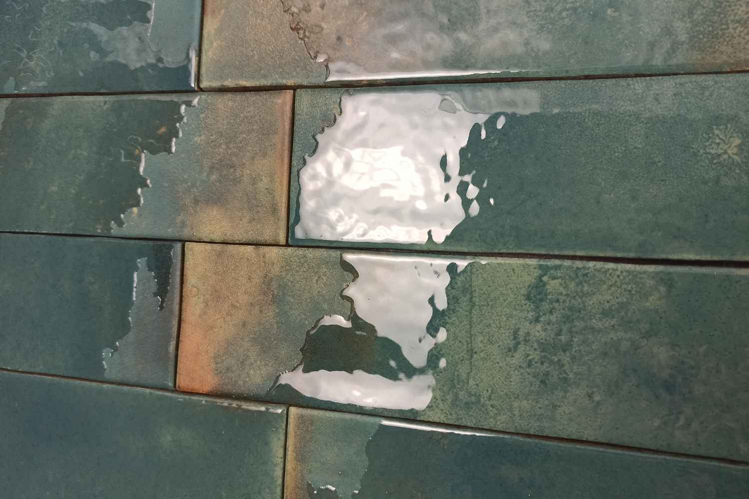 Fliese unregelmäßig Oberfläche 6,4x22,3 cm "Laguna Esmeralda" grün glänzend reaktive Glasur