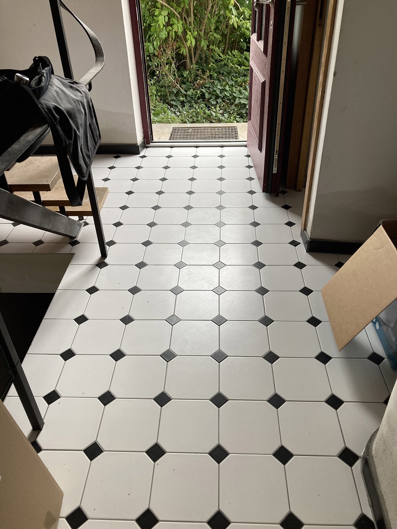 Fliese Achteck weiß matt 20x20cm Oktagon Ottagono glasiertes Feinsteinzeug