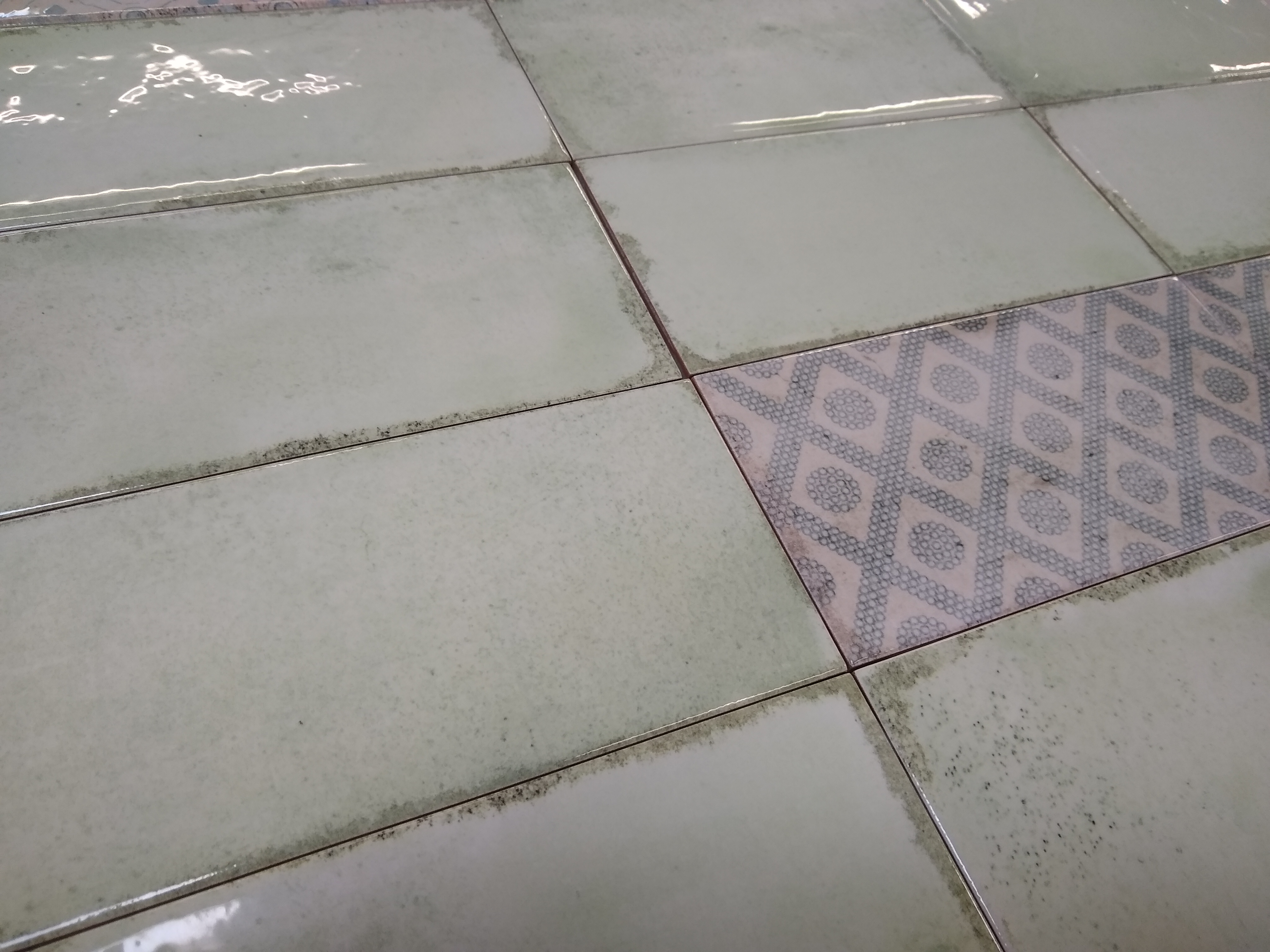 Wandfliese glasiert gewellt mediterran Retro Vintage grün glänzend Vita Mela Fabresa