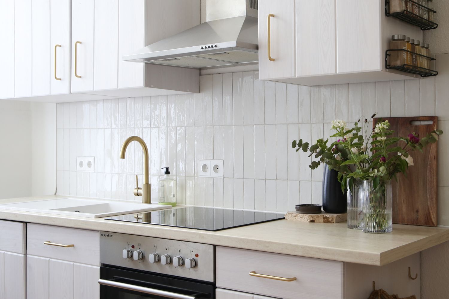 Look Bianco 6x24_Ragno_weiße Fliese Fliesenspiegel Küche