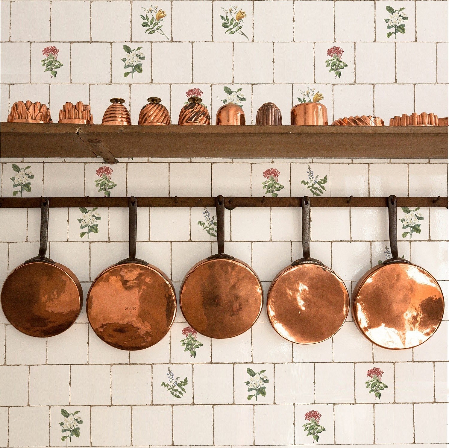 Wandfliese Retro-Dekor 15x15 cm "Forli Flowers" mit roten Blüten glänzend