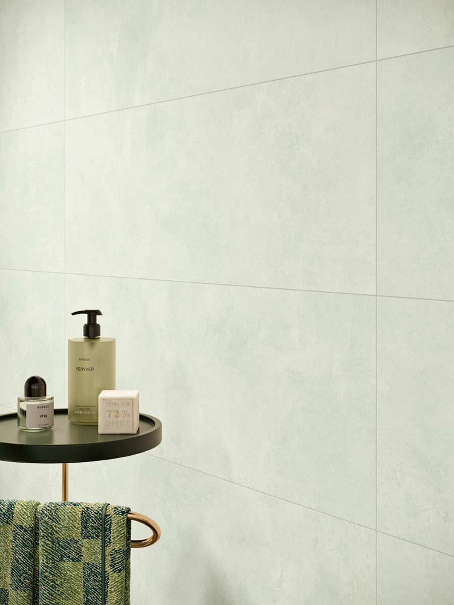 Wandfiese Zementoptik Spotlight Uni Green 35x100 cm Betonoptik pastellgrün hellgrün grün im Badezimmer