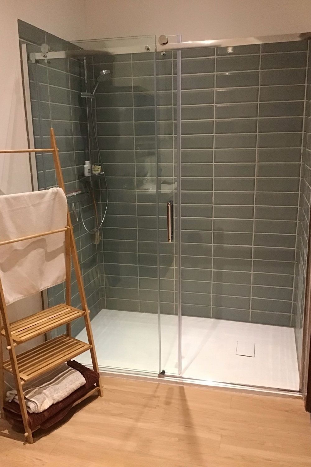 Metro Fliese krakeliert Craquele Krakelee pastell grau-grün glänzend Facettenfliese Havana