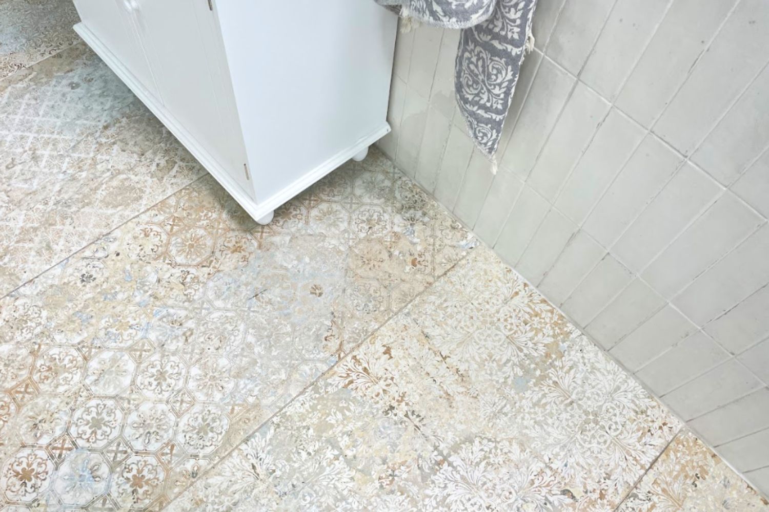 Bodenfliese im Badezimmer Carpet von Aparici Vintage-Teppichoptik mehrfarbig beige