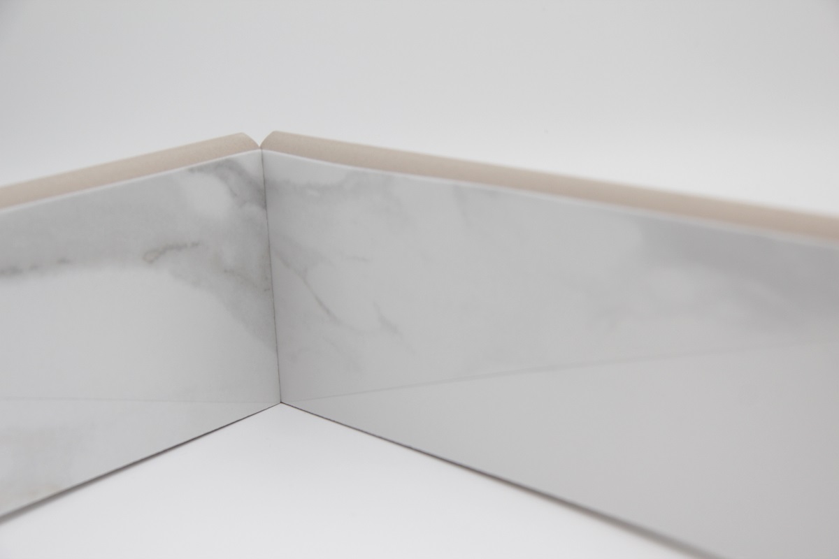 Fliesensockel Marmoroptik glänzend 9x60 cm "Aurora Gold" marmoriert weiß