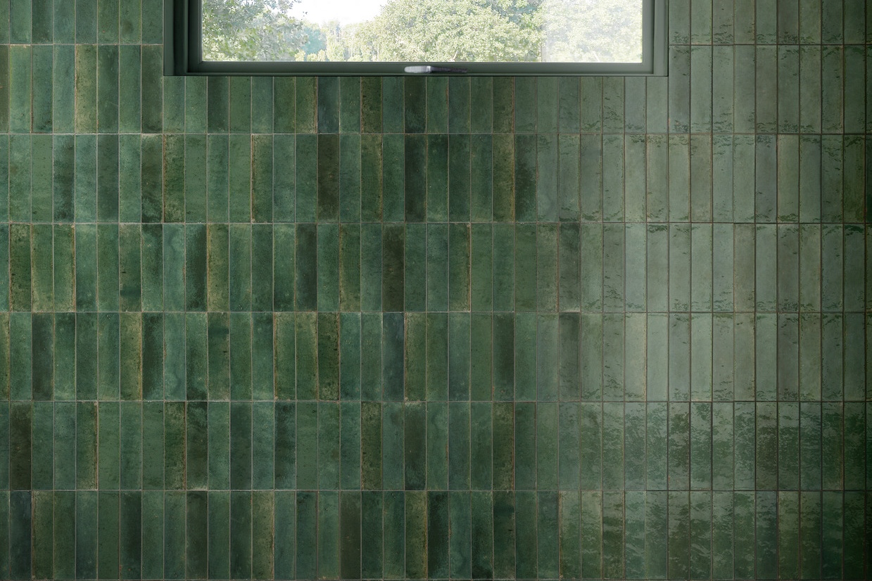 Fliese glasiert unregelmäßige Oberfläche grün flaschengrün glänzend 6x24 cm "Lume Green" Marazzi