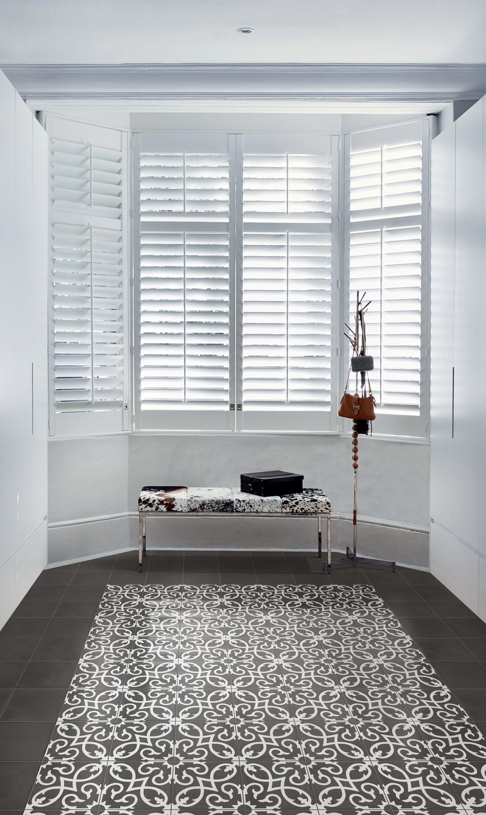 Fliese Patchwork Dekor Zementoptik schwarz weiß Contrasti Tappeto 7 Ragno by Marazzi