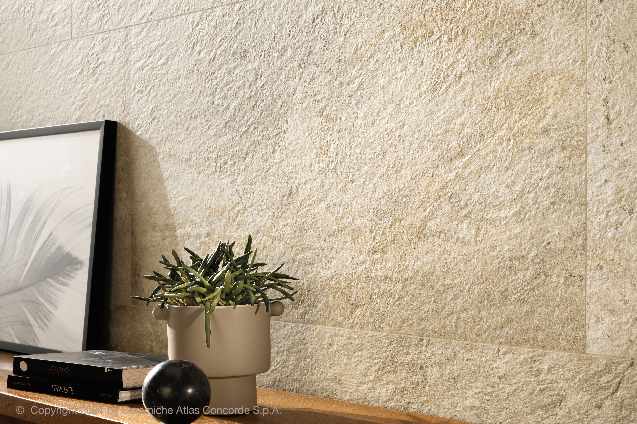 Wandfliesen Steinoptik Norde Magnesio Atlas Concorde hellgrau beige im Wohnzimmer