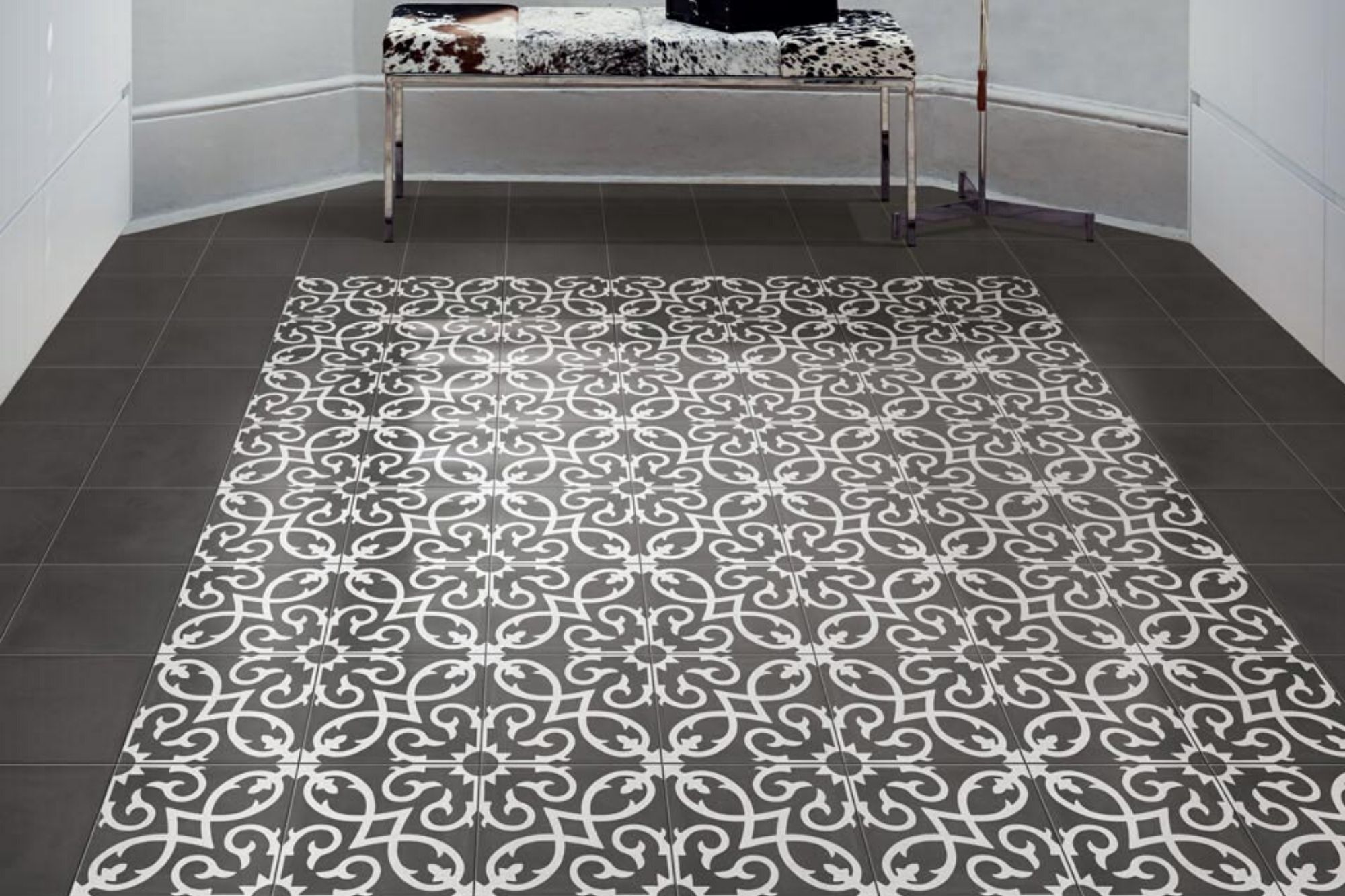 Fliese Patchwork Dekor Zementoptik schwarz weiß Contrasti Tappeto 7 Ragno by Marazzi