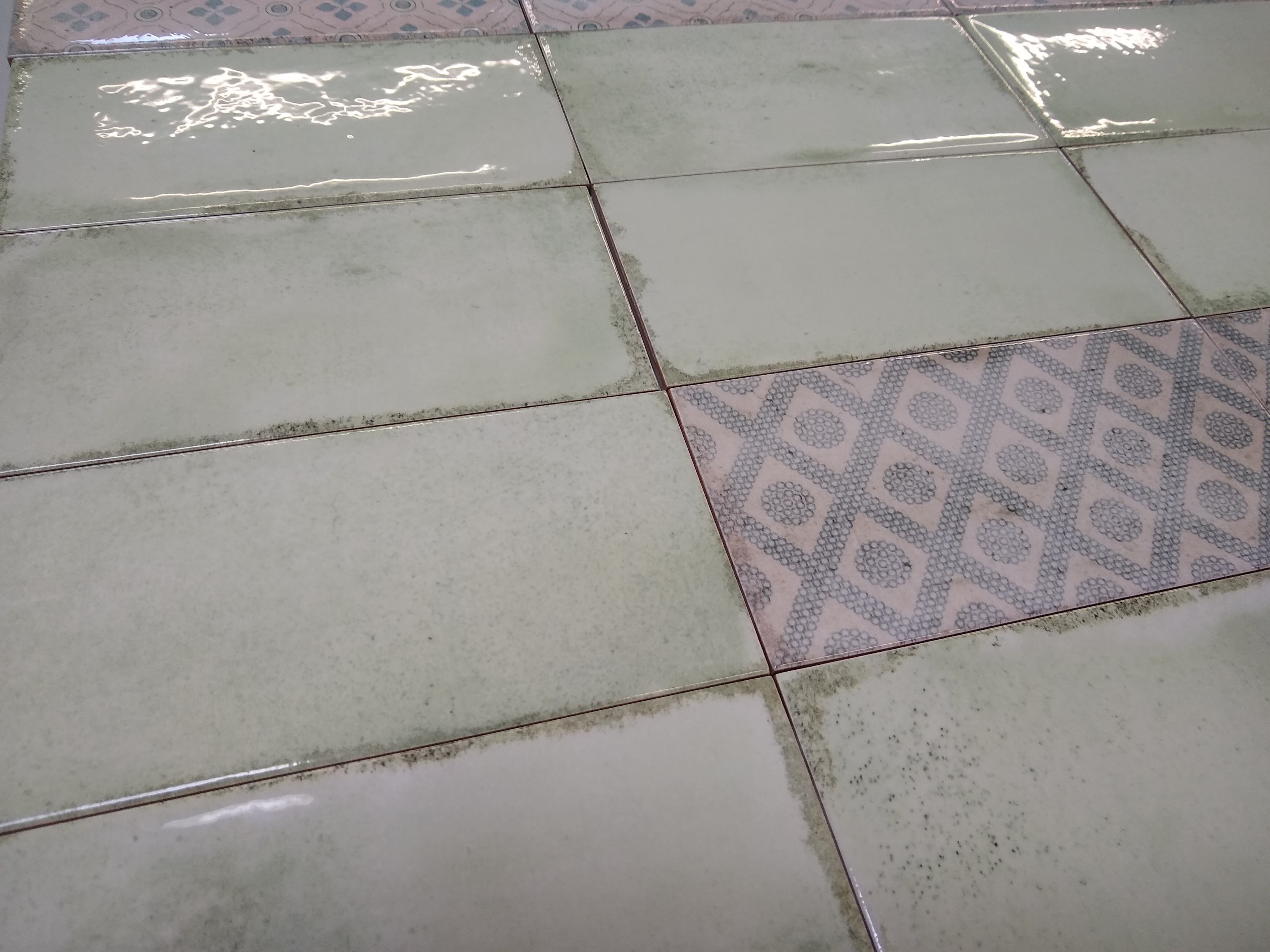 Wandfliese glasiert gewellt mediterran Retro Vintage grün glänzend Vita Mela Fabresa