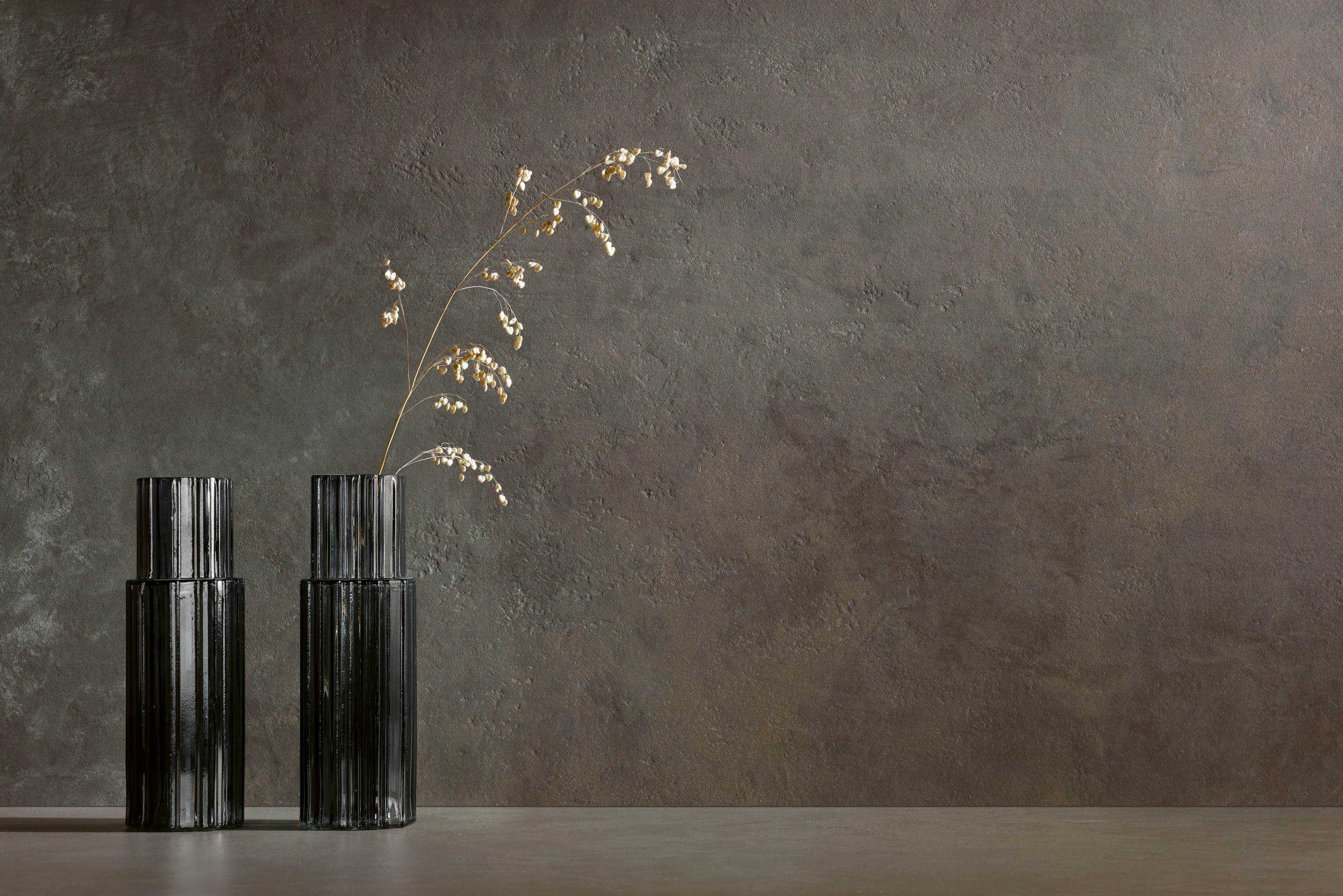 Fliese Zementoptik Tadelakt Atlante Nero Wandfliese Bodenfliese Ambiente